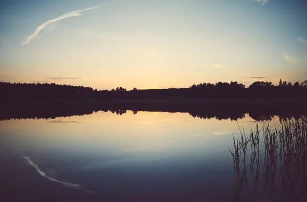 Scenic sunset reflected in a lake. — Stock Photo, Image