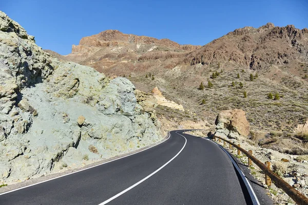 Ruta de montaña escénica en el Parque Nacional del Teide, Tenerife, España — Foto de Stock