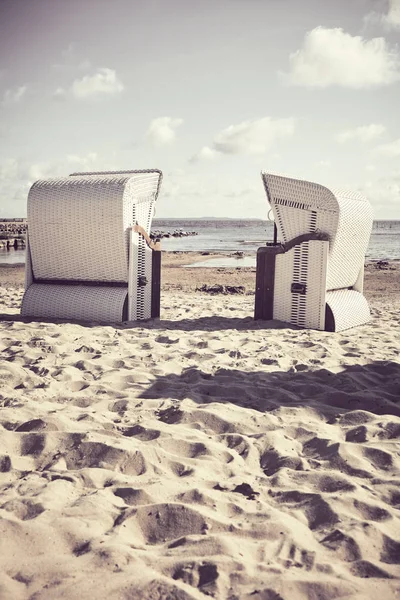 Duas cadeiras de praia de vime vazias em uma praia . — Fotografia de Stock