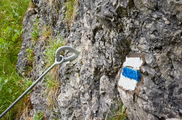 Wandelroute blauwe verf markering op een rots. — Stockfoto