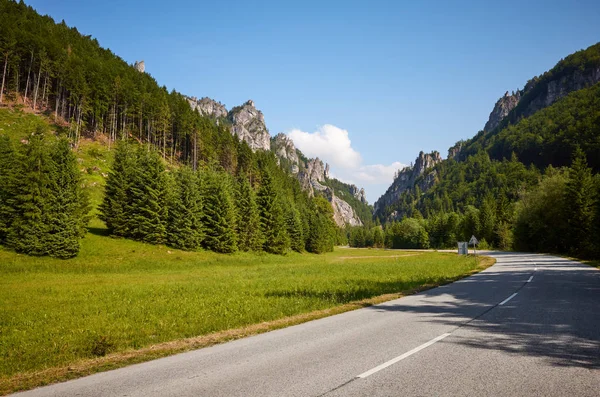 Scenic road in Mala Fatra mountains, Slovakia. — Stock Photo, Image