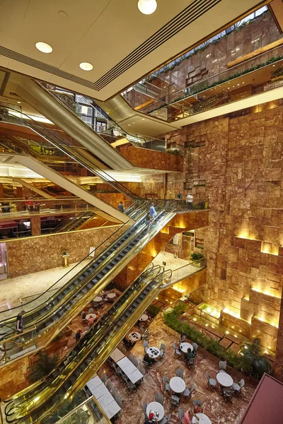 Escaleras mecánicas dentro del edificio de la Torre Trump . — Foto de Stock