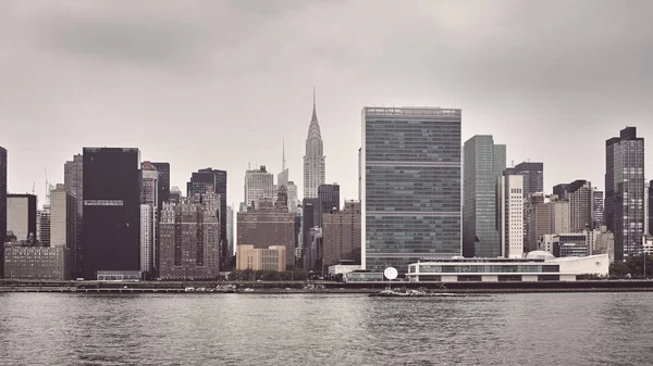 Retro toned panoramisch uitzicht op New York City skyline, USA. — Stockfoto