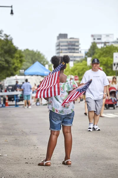 Kobieta z amerykańskimi flagami podczas dnia niepodległości. — Zdjęcie stockowe