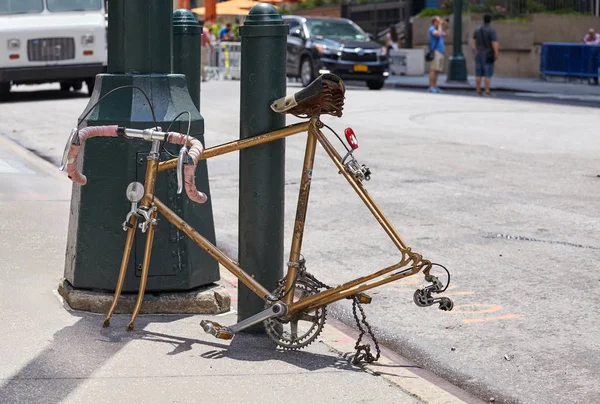 Bicicleta de carreras rota sin ruedas en una calle de Manhattan, N —  Fotos de Stock