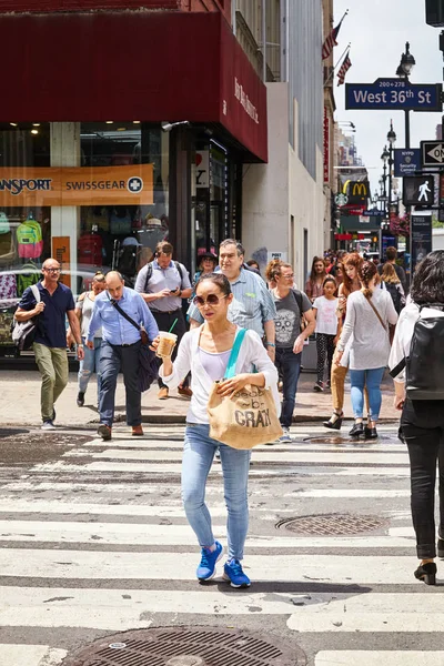 Mensen steken de West 36 straat over in Midtown Manhattan. — Stockfoto