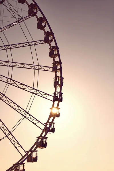 Silhouette di una ruota panoramica al tramonto . — Foto Stock