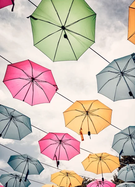 Pohled na deštníky zavěšené v parku. — Stock fotografie