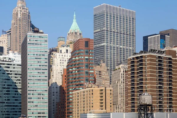 Manhattan Cityscape met een watertoren, New York. — Stockfoto