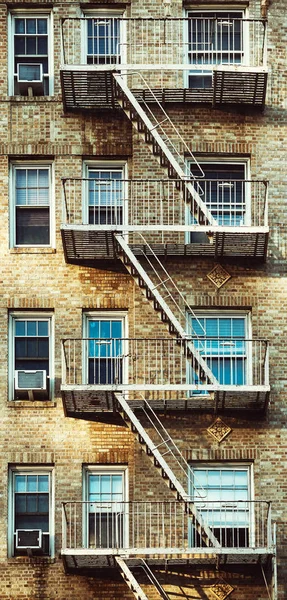 Vintage toned picture of an old building with fire escape, New Y — Stock Photo, Image