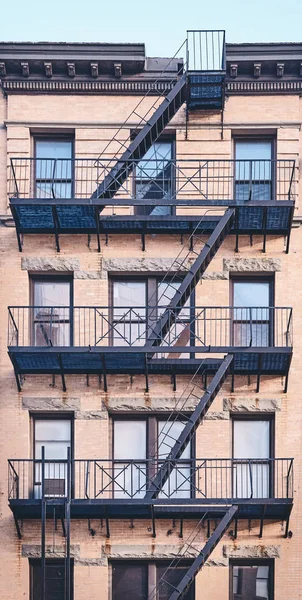 Edifício antigo com escada de incêndio, Nova Iorque, EUA . — Fotografia de Stock