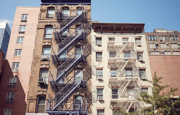 Retro gestemde foto van oude gebouwen met vuur ontsnapt, New York — Stockfoto