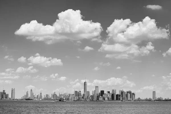 Festői Cloudscape felett Manhattan egy napsütéses napon, New York. — Stock Fotó