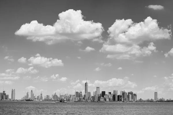Scenic cloudscape over Manhattan on a sunny day, New York. — Stock Photo, Image