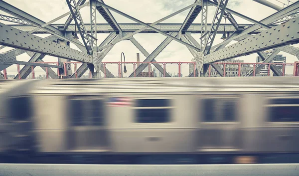 Williamsburg Bridge met metro trein in Motion, New York. — Stockfoto