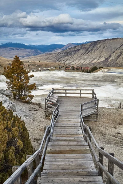 Yellowstone Ulusal Parkı gözlem platformu, ABD. — Stok fotoğraf
