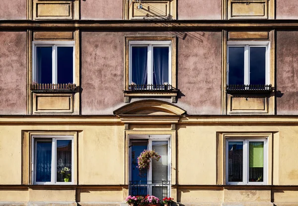 Eine alte Wohnhausfassade. — Stockfoto