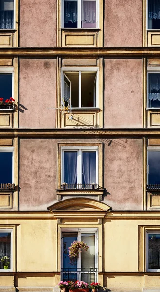 An old residential building facade. — Stock Photo, Image