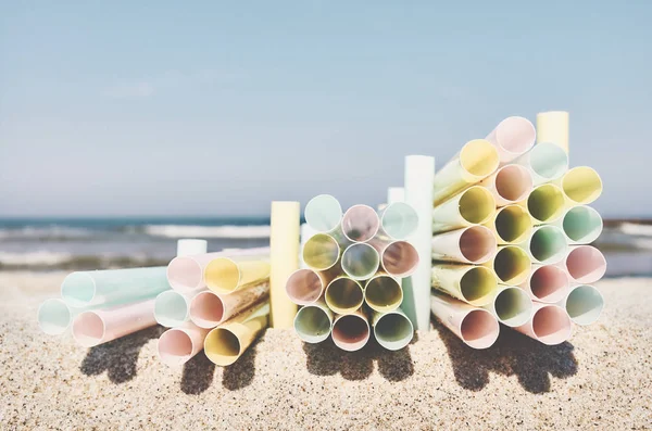 Las pilas de las pajitas de plástico en la playa . —  Fotos de Stock
