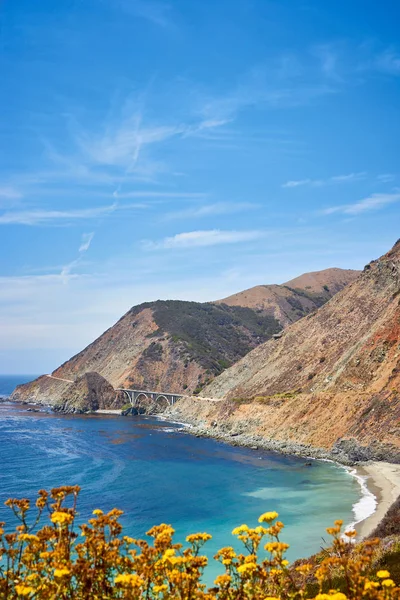 Costa de California a lo largo de la famosa autopista de la costa del Pacífico, EE.UU. . — Foto de Stock