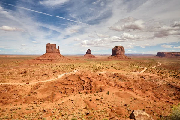 Slavný pohled na skalní útvary v údolí pomníku, Utah, USA. — Stock fotografie