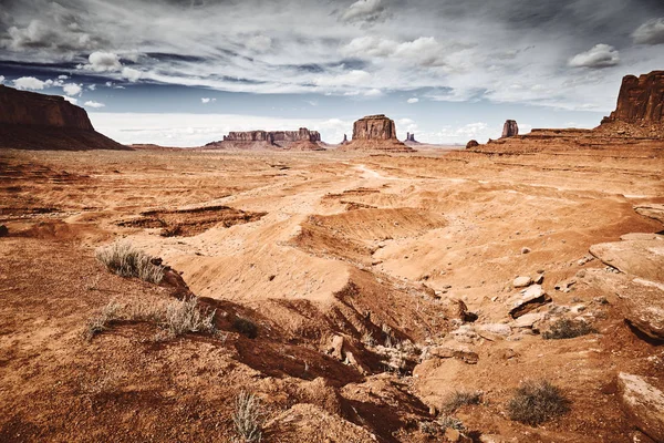 Monument Valley kurak manzarasının Retro stilize edilmiş resmi, Usa — Stok fotoğraf