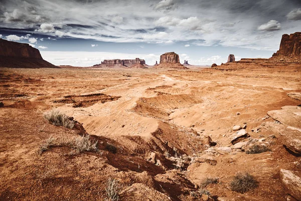 Foto retrò stilizzata di Monument Valley paesaggio arido, Stati Uniti d'America — Foto Stock