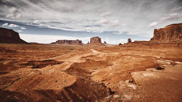 Retro stylizovaný obrázek vyprahlé scenérie Monument Valley, USA — Stock fotografie