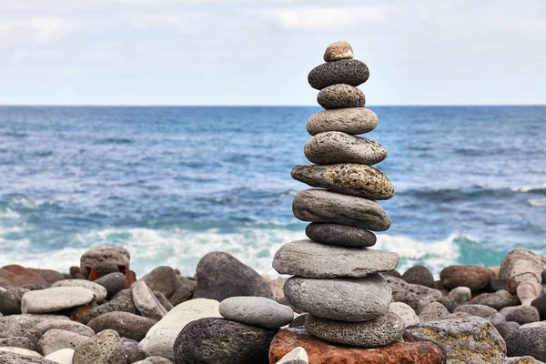 海滩上的石堆，平衡与和谐的概念. — 图库照片