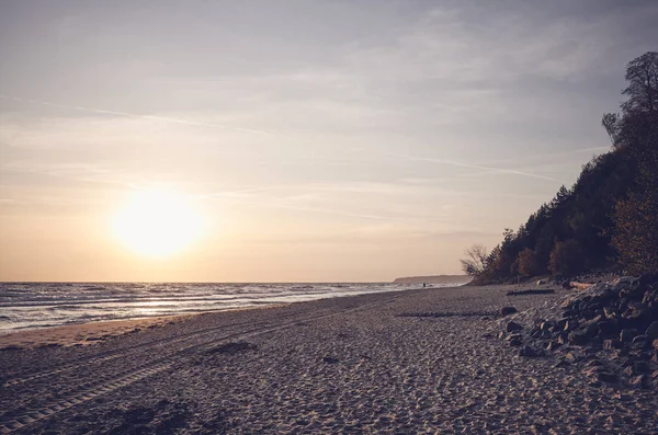 Kleur getinte schilderstuk van een strand bij zonsopgang — Stockfoto