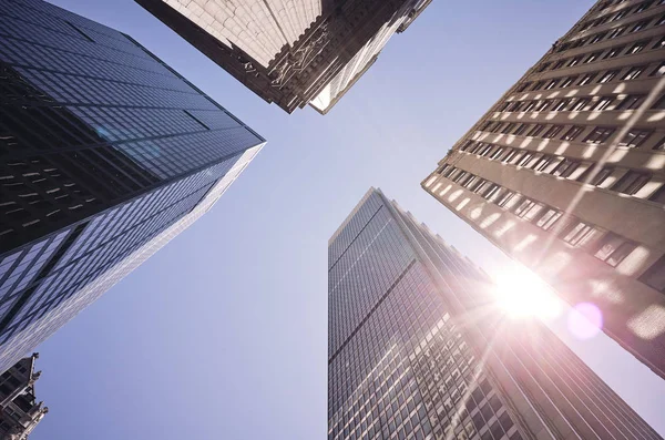 Kijkend naar New York wolkenkrabbers tegen de zon, Usa. — Stockfoto