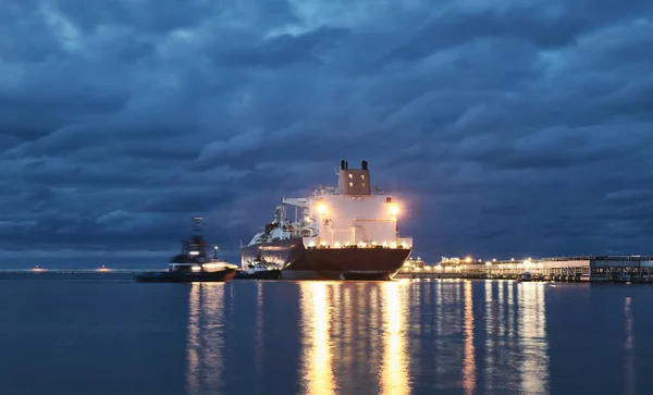 Illuminated ship in a port at dusk. — Stock Photo, Image