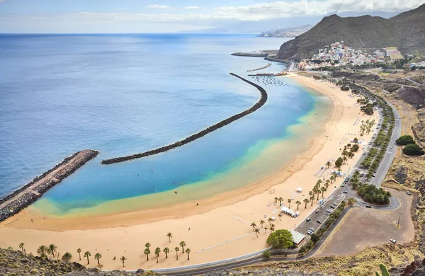 Strand van De Las Teresitas in San Andres van bovenaf, Tenerife. — Stockfoto