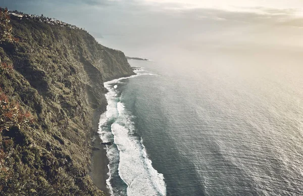Вулканический пляж виден со скалы на закате . — стоковое фото