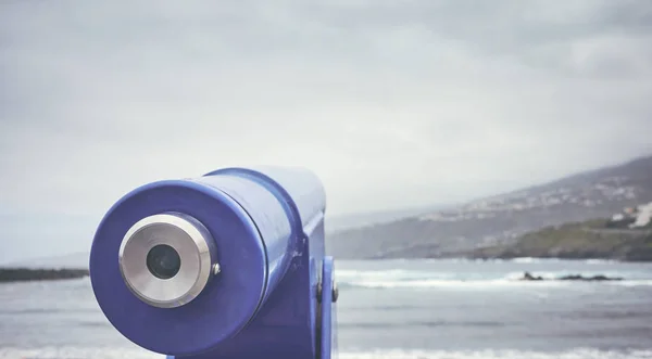 Telescope pointing at the horizon on a beach. — Stock Photo, Image