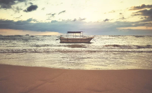 Boot Einem Tropischen Strand Bei Sonnenuntergang Farbtonung Aufgetragen — Stockfoto