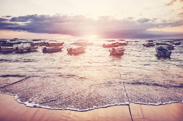 Kleine Boote Einem Tropischen Strand Bei Sonnenuntergang Farbtonung Aufgetragen — Stockfoto