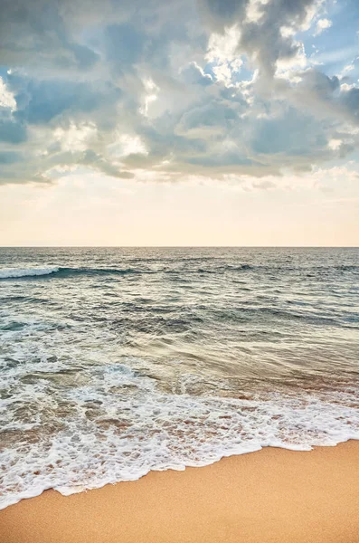 Tropikalna Plaża Horyzontem Nad Wodą Oceanu Zachodzie Słońca — Zdjęcie stockowe