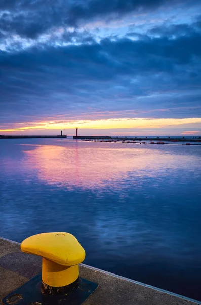 Borne Amarrage Dans Port Pendant Heure Bleue — Photo