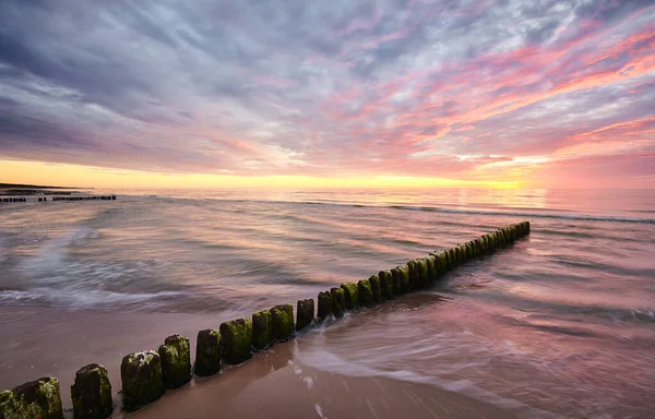 Seascape Starým Dřevěným Vlnolamem Při Západu Slunce Dlouhodobý Expoziční Obraz — Stock fotografie