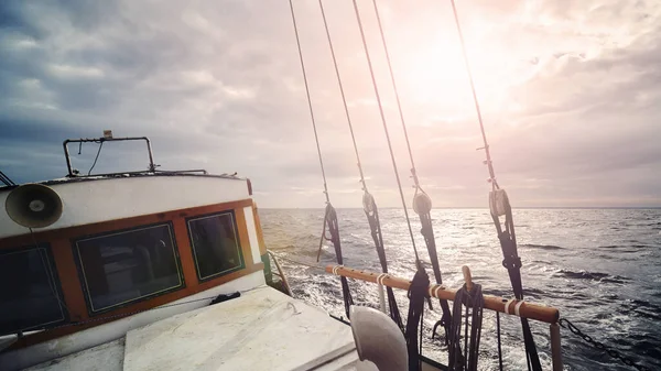 Старий Вітрильний Човен Океані Заході Сонця — стокове фото