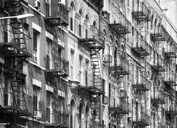 Photo Noir Blanc Des Vieux Bâtiments Résidentiels Manhattan Avec Sorties — Photo