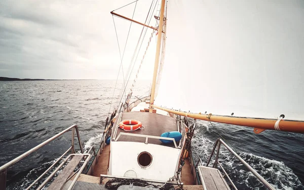 太陽に向かって航海し 古いスクーナーの色のトーン画像 — ストック写真