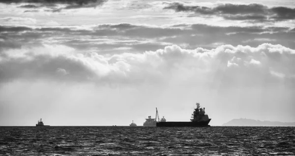 Imagem Preto Branco Silhuetas Navios Horizonte Pôr Sol — Fotografia de Stock