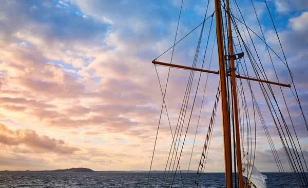美しい日の出で古い帆船マスト 旅行のコンセプト — ストック写真