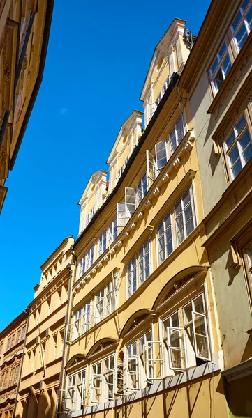 Antico Edificio Con Finestre Aperte Praga Città Vecchia Repubblica Ceca — Foto Stock