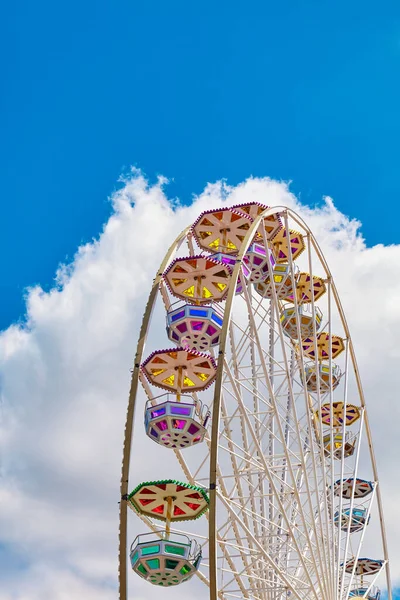 Roda Gigante Dia Ensolarado Com Céu Azul Nuvem Fundo — Fotografia de Stock