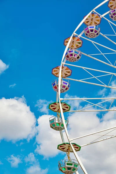 Ferris Τροχός Μια Ηλιόλουστη Μέρα Μπλε Ουρανό Και Σύννεφα Στο — Φωτογραφία Αρχείου