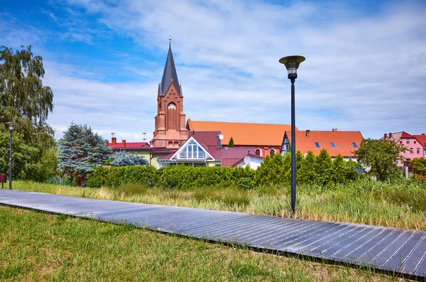 Nowe Warpno的长廊 背景为教堂塔 — 图库照片