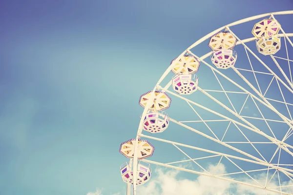 Photo Tonique Rétro Une Grande Roue Par Une Journée Ensoleillée — Photo